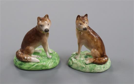 A pair of Derby figures of foxes, c.1810-30, H. 7cm